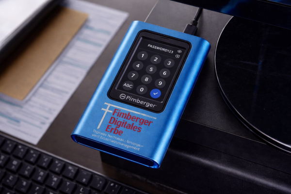 DLH Stick SSD auf dem Tisch